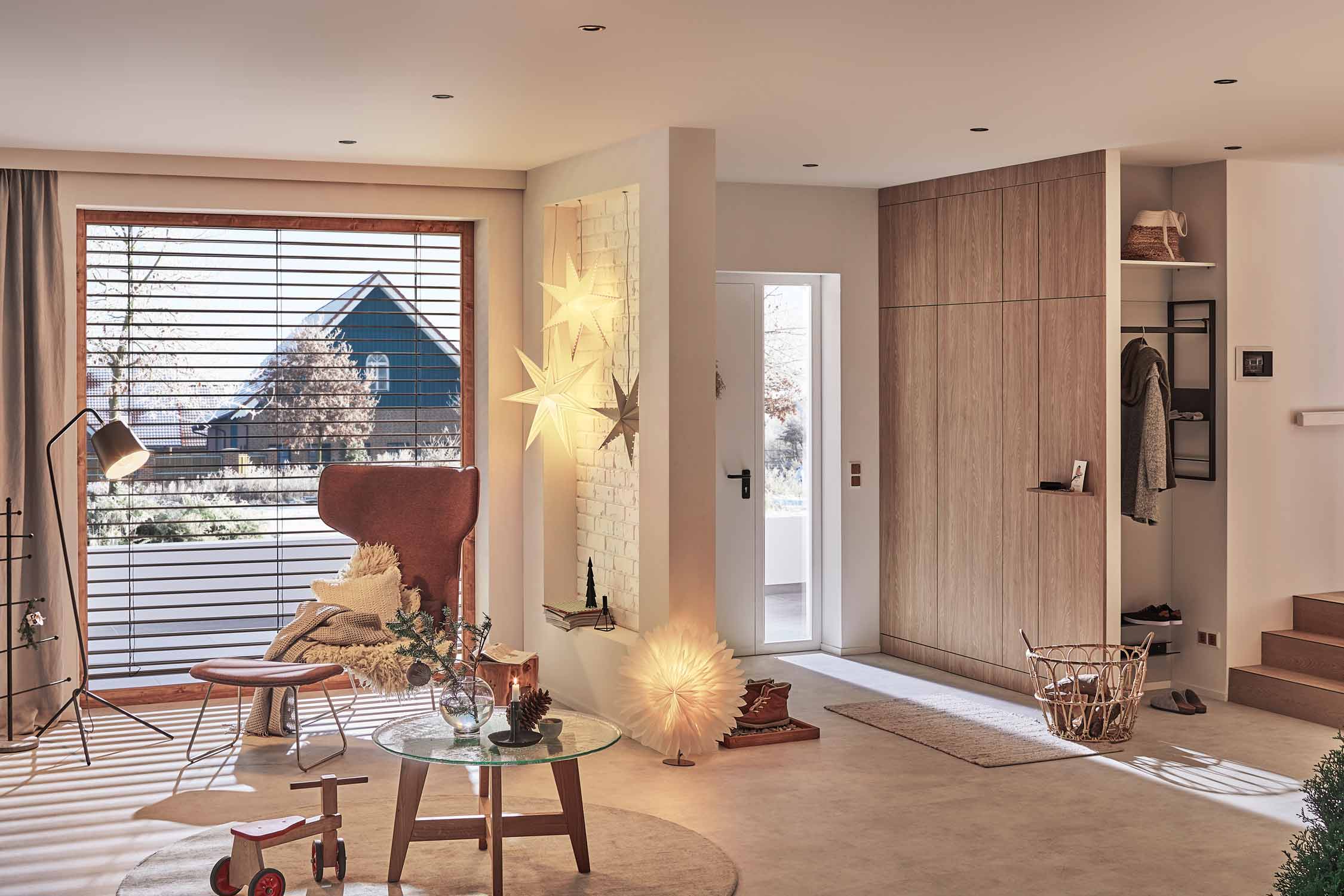 Wohnzimmer mit Weihnachtsbeleuchtung und Jalousien vor den Fenstern