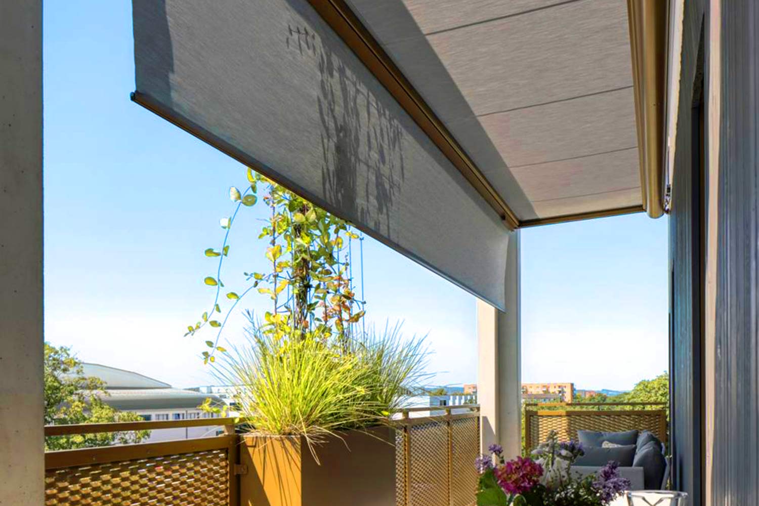 Graue Markise auf Balkon